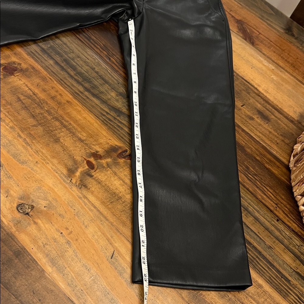 NEW - Aritzia Babaton Vegan Leather Command Cropped Pant - Picture 9 of 10